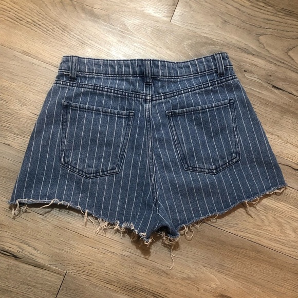 🔥SALE- Any 4/$20    Pinstripe Denim Short​ - Picture 4 of 4